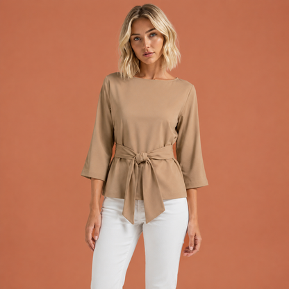 Dames top in khaki met minimalistisch design, zacht en comfortabel voor casual en stijlvolle outfits.