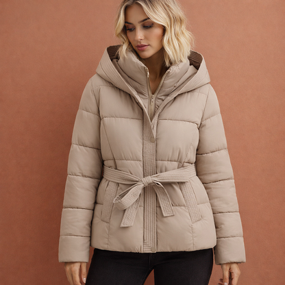 Khaki elegante damesjas met capuchon en ceintuur, comfortabel en stijlvol voor dagelijks gebruik tijdens koude dagen.