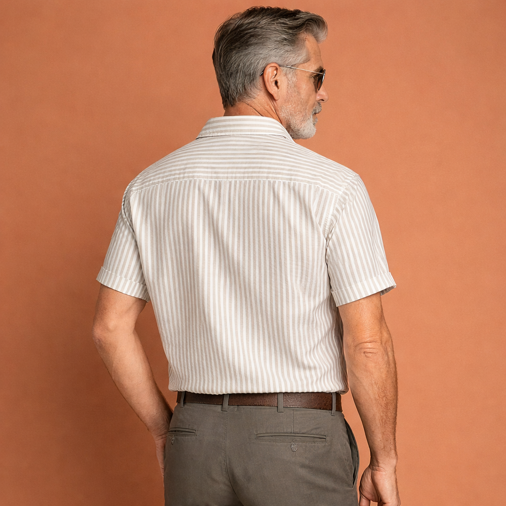 Heren zomershirt in khaki met minimalistisch design, zacht en comfortabel voor casual en stijlvolle outfits.