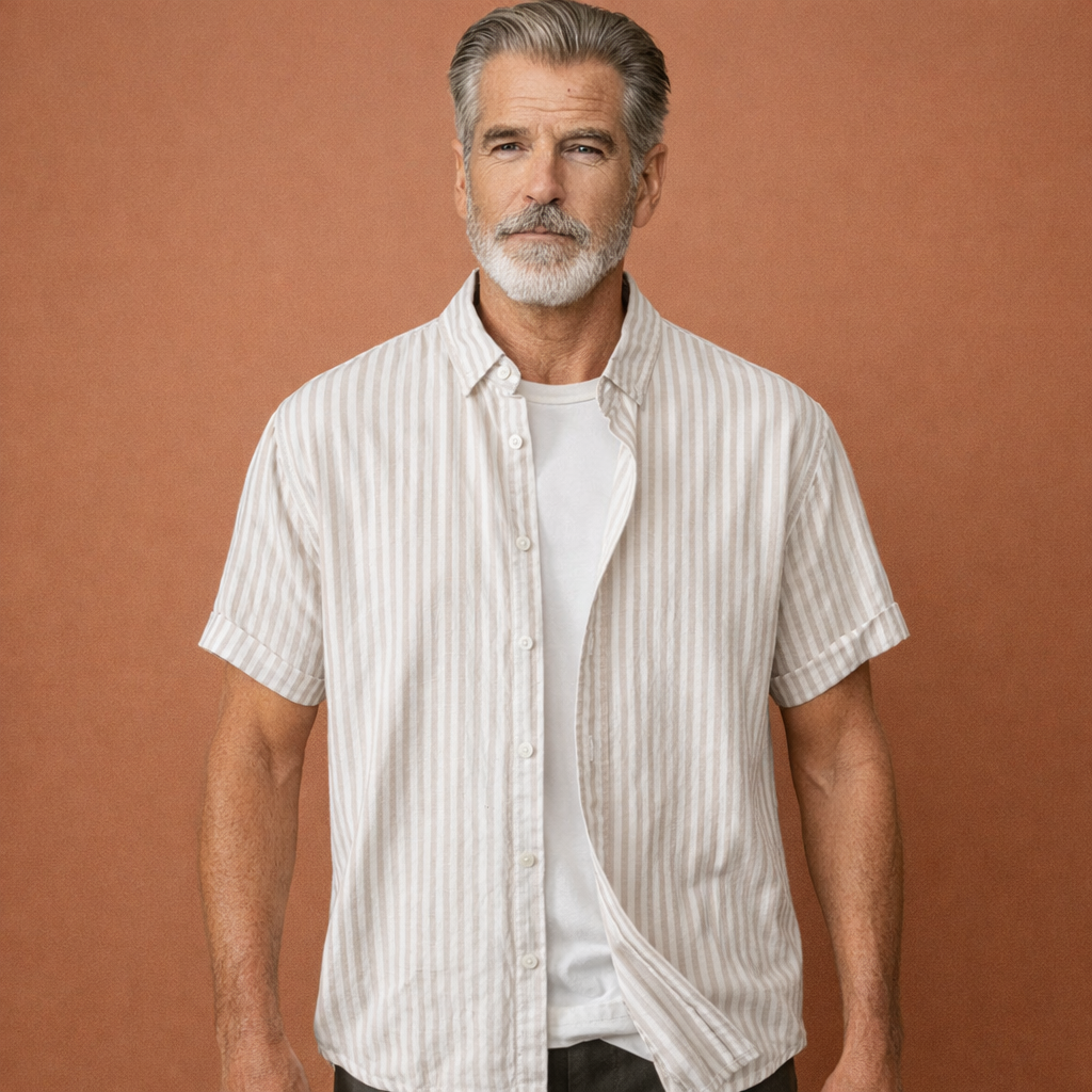 Heren zomershirt in khaki met minimalistisch design, zacht en comfortabel voor casual en stijlvolle outfits.