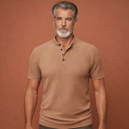 Heren Henley T-shirt in khaki met minimalistisch design, zacht en comfortabel voor casual en stijlvolle outfits.