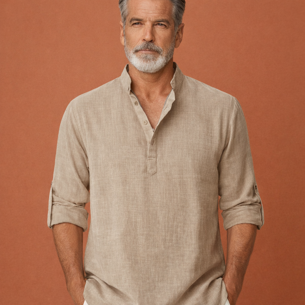 Heren Henley shirt in khaki met minimalistisch design, zacht en comfortabel voor casual en stijlvolle outfits.