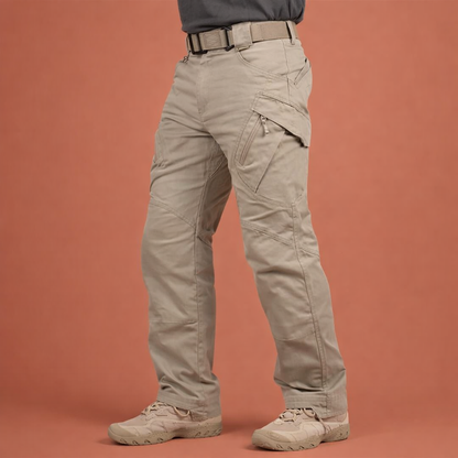 Heren cargo broek in khaki met minimalistisch design, zacht en comfortabel voor casual en stijlvolle outfits.