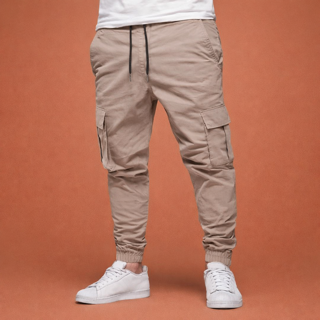 Heren cargo joggingbroek in khaki met minimalistisch design, zacht en comfortabel voor casual en stijlvolle outfits.