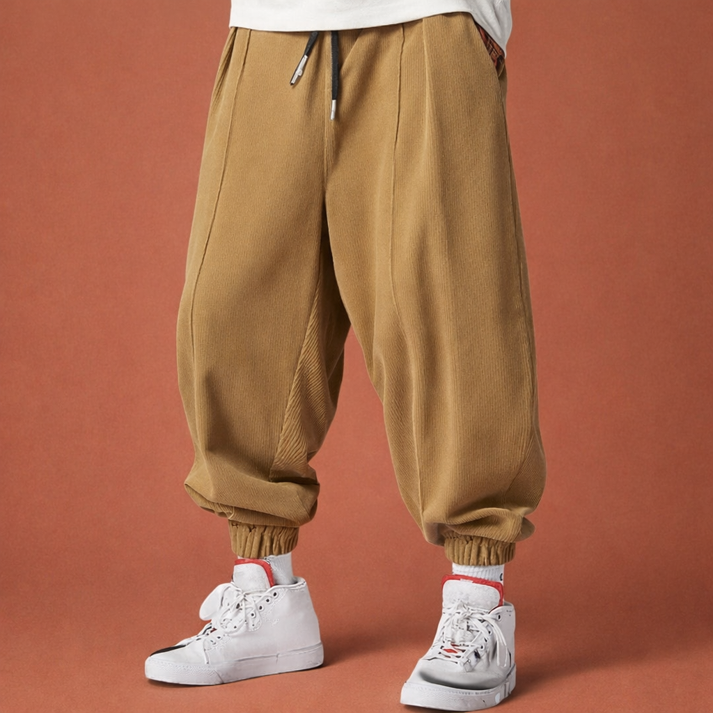 Heren joggerbroek in khaki met minimalistisch design, zacht en comfortabel voor casual en stijlvolle outfits.