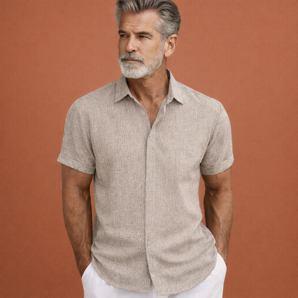 Heren linnen overhemd in khaki met minimalistisch design, zacht en comfortabel voor casual en stijlvolle outfits.
