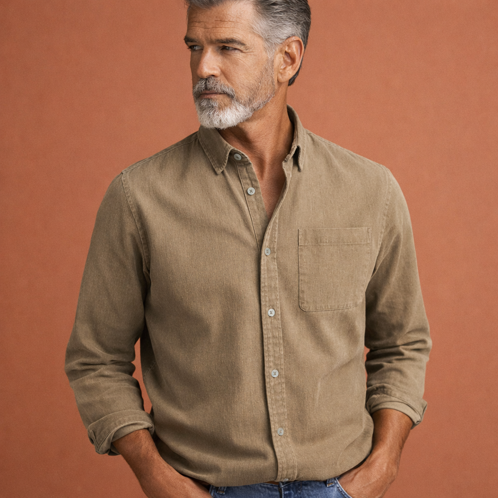 Heren overhemd in khaki met minimalistisch design, zacht en comfortabel voor casual en stijlvolle outfits.