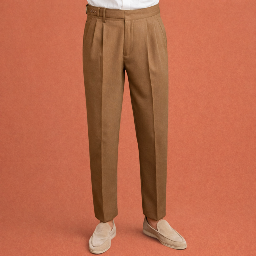 Heren pantalon in khaki met minimalistisch design, zacht en comfortabel voor casual en stijlvolle outfits.