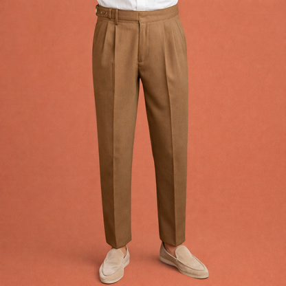 Heren pantalon in khaki met minimalistisch design, zacht en comfortabel voor casual en stijlvolle outfits.