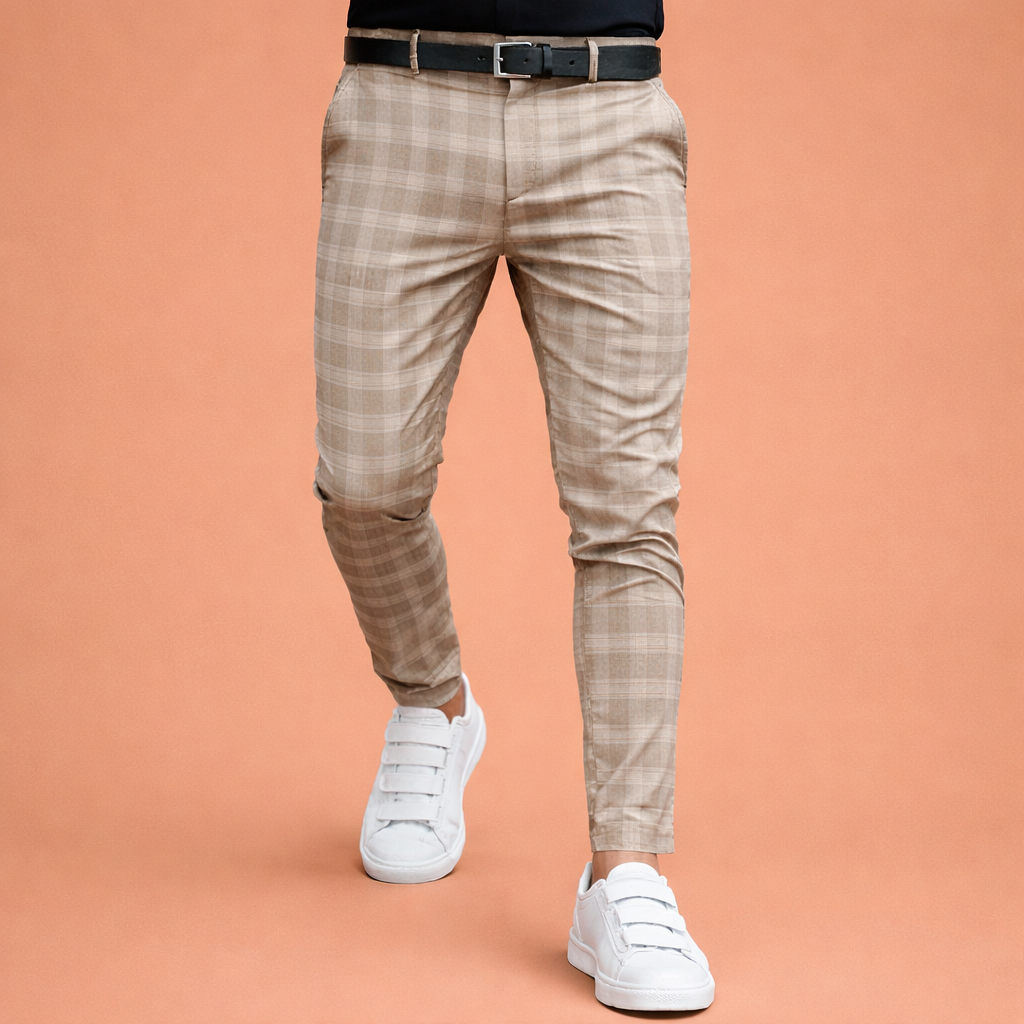 Heren pantalon in khaki met minimalistisch design, zacht en comfortabel voor casual en stijlvolle outfits.