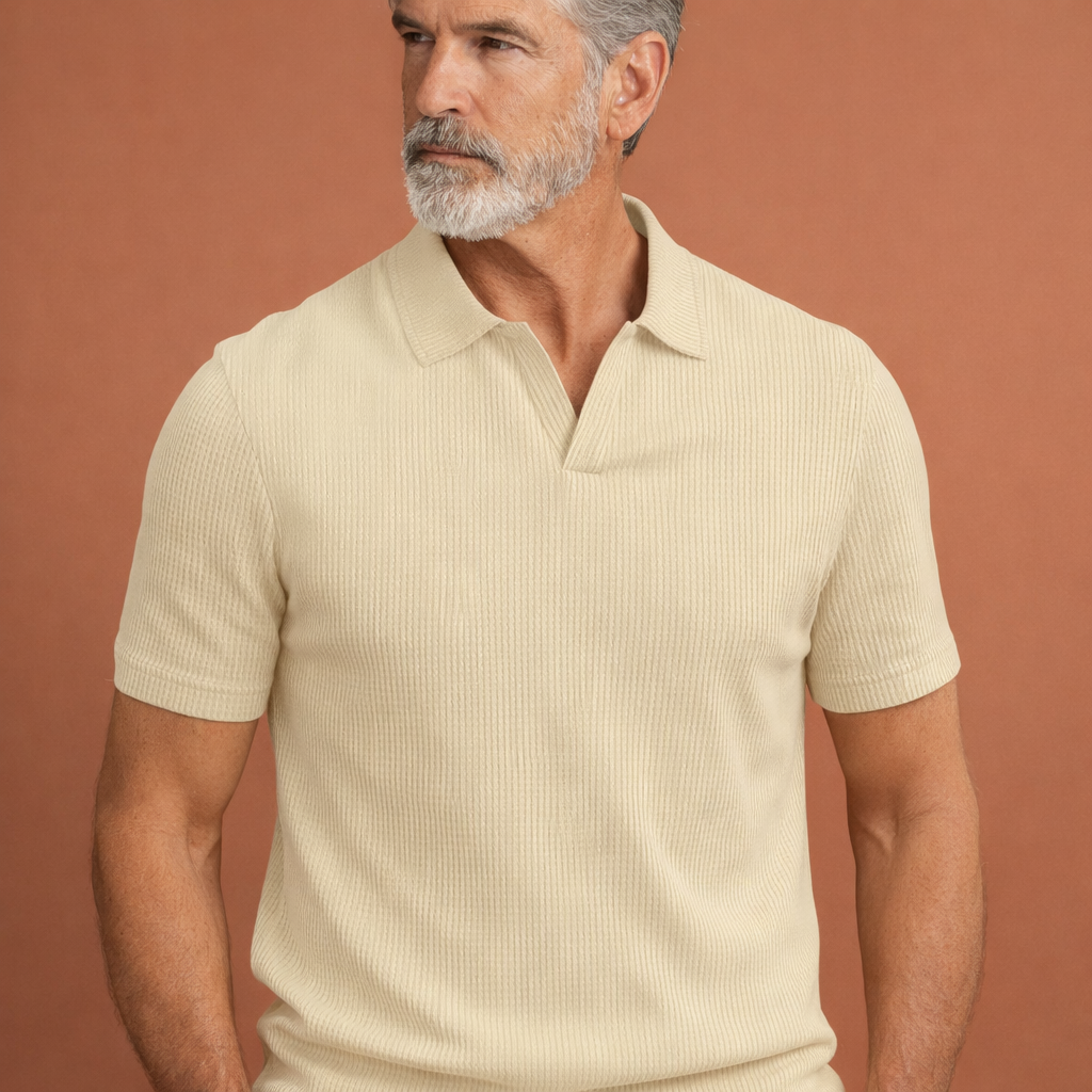 Heren polo in khaki met minimalistisch design, zacht en comfortabel voor casual en stijlvolle outfits.
