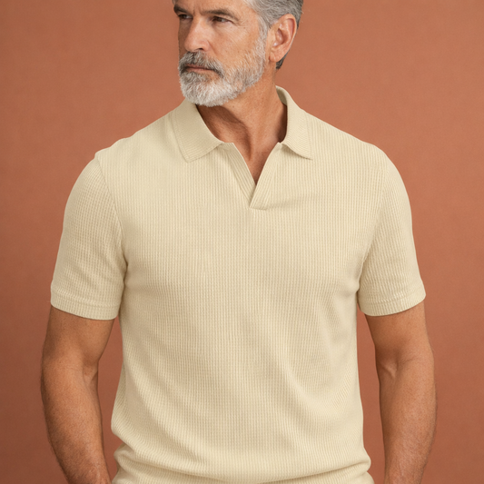Heren polo in khaki met minimalistisch design, zacht en comfortabel voor casual en stijlvolle outfits.
