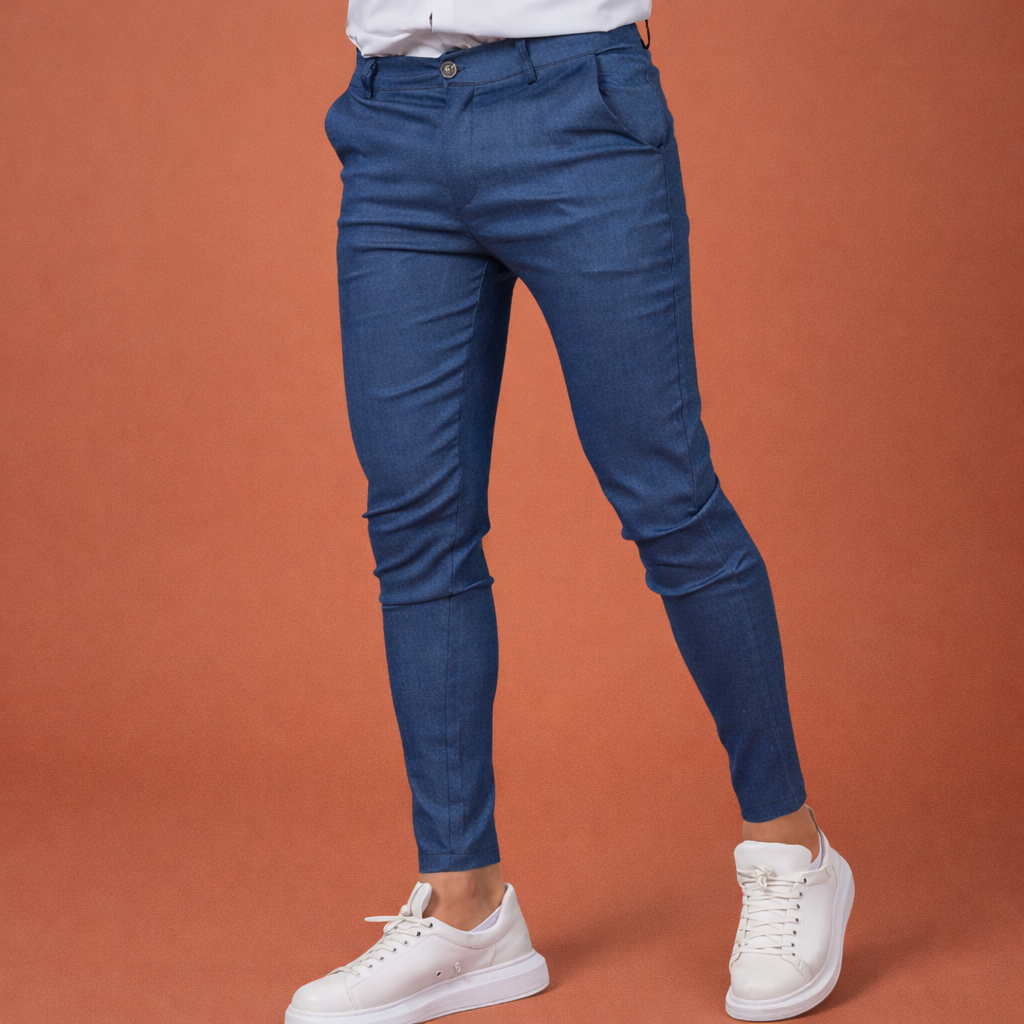 Heren slim-fit pantalon in koninklijk blauw met modern design, comfortabel en stijlvol voor zakelijke en smart-casual outfits.