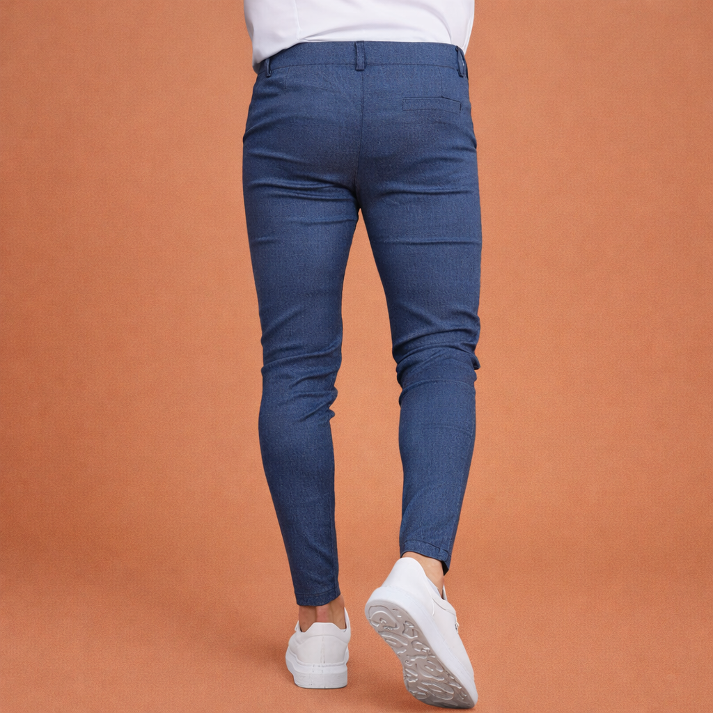 Heren slim-fit pantalon in koninklijk blauw met modern design, comfortabel en stijlvol voor zakelijke en smart-casual outfits.