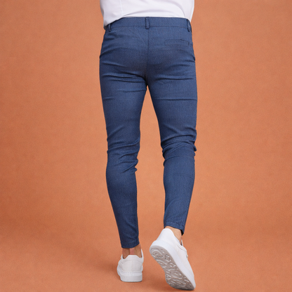 Heren slim-fit pantalon in koninklijk blauw met modern design, comfortabel en stijlvol voor zakelijke en smart-casual outfits.