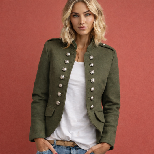 Legergroen dames vest in militaire stijl met opstaande kraag en decoratieve knopen, geschikt voor dagelijks gebruik.