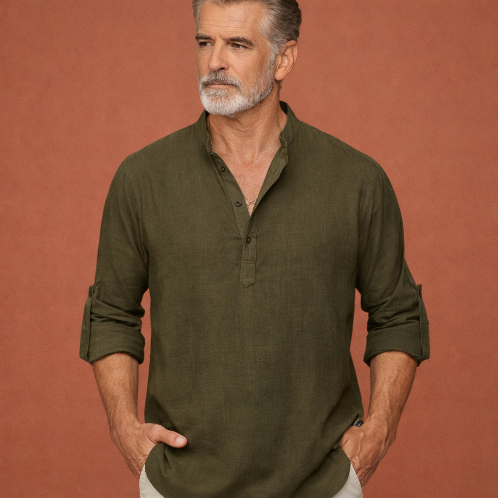Heren linnen Henley shirt in legergroen met minimalistisch design, zacht en comfortabel voor casual en stijlvolle outfits.