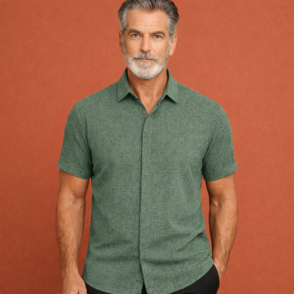Heren linnen overhemd in legergroen met minimalistisch design, zacht en comfortabel voor casual en stijlvolle outfits.
