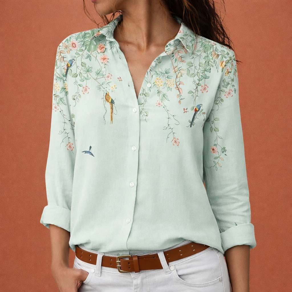Dames blouse in legergroen met minimalistisch design, zacht en comfortabel voor casual en stijlvolle outfits.