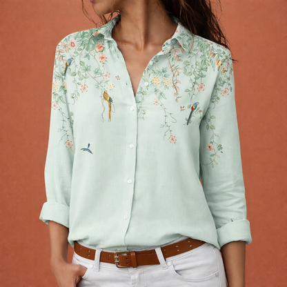 Dames blouse in legergroen met minimalistisch design, zacht en comfortabel voor casual en stijlvolle outfits.