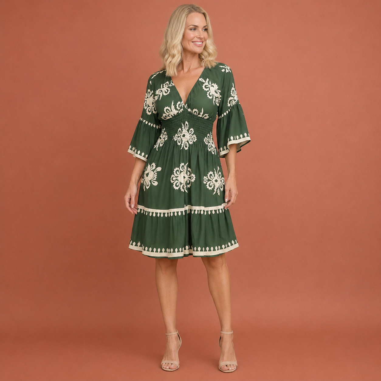 Dames bohemian maxi-jurk in legergroen met minimalistisch design, zacht en comfortabel voor casual en stijlvolle outfits.
