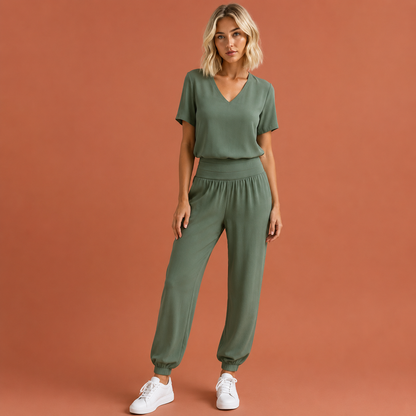 Dames jumpsuit in legergroen met minimalistisch design, zacht en comfortabel voor casual en stijlvolle outfits.