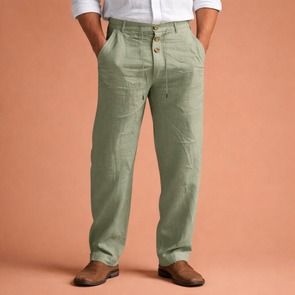 Heren broek in legergroen met minimalistisch design, zacht en comfortabel voor casual en stijlvolle outfits.