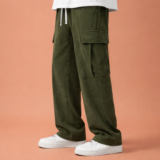 Heren cargo broek in legergroen met minimalistisch design, zacht en comfortabel voor casual en stijlvolle outfits.