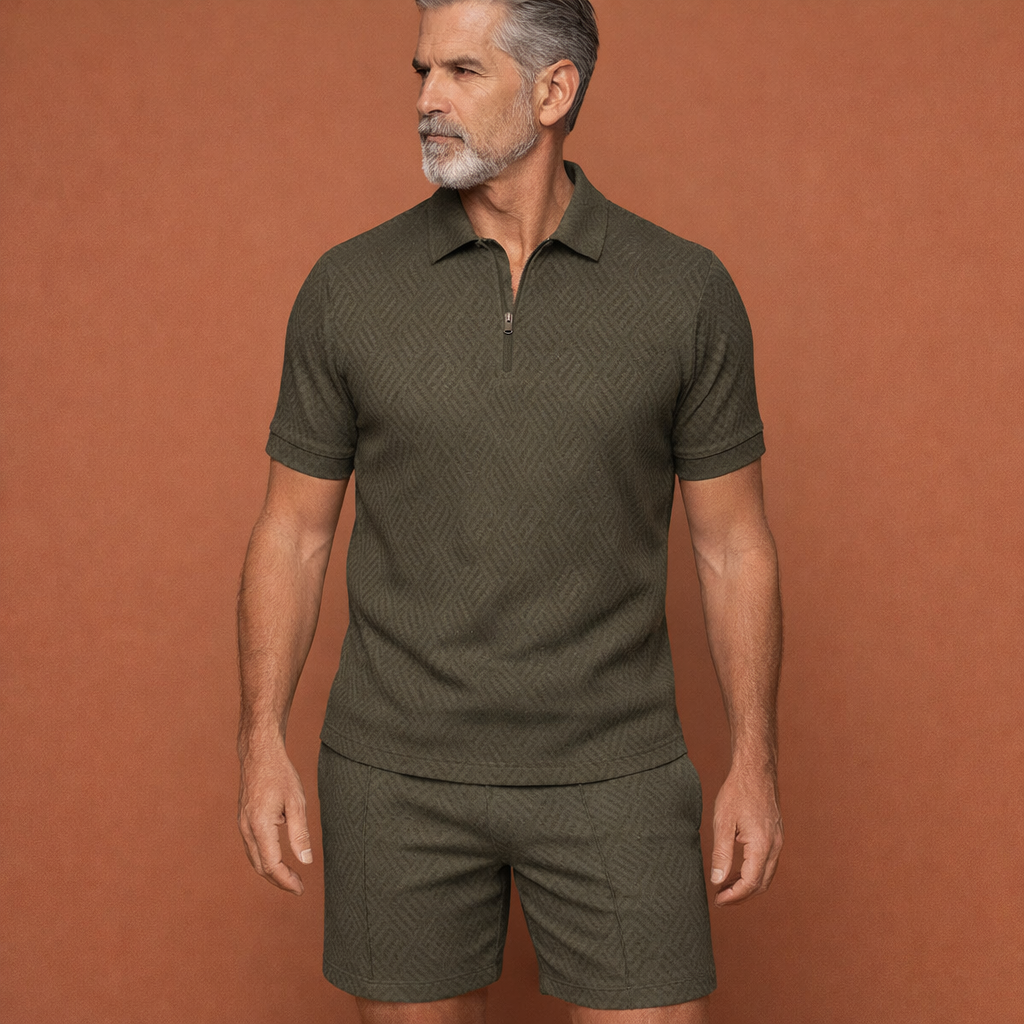 Heren polo en korte broek set in legergroen met moderne casual uitstraling, comfortabel en stijlvol voor zomerse en ontspannen outfits.
