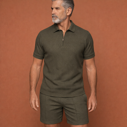 Heren polo en korte broek set in legergroen met moderne casual uitstraling, comfortabel en stijlvol voor zomerse en ontspannen outfits.