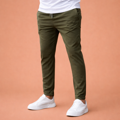 Heren broek in legergroen met minimalistisch design, zacht en comfortabel voor casual en stijlvolle outfits.