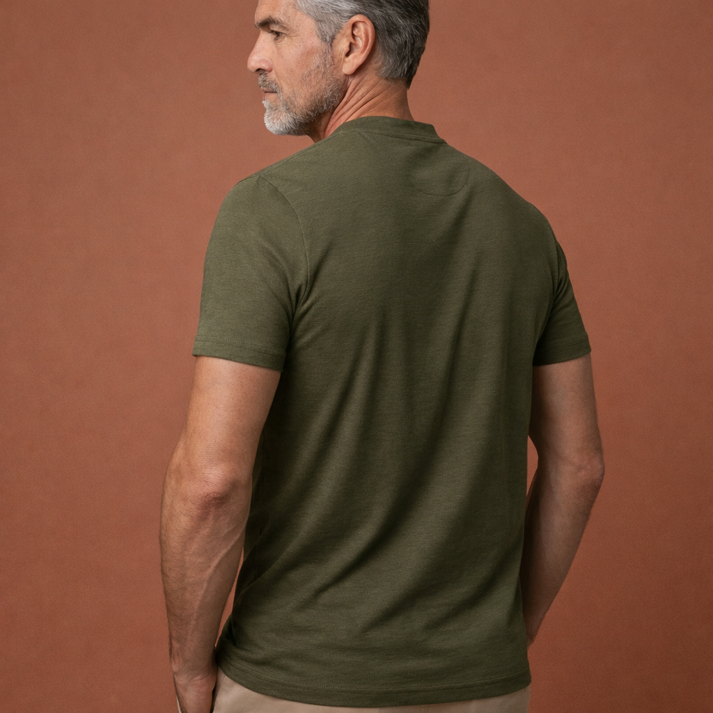 Herenpolo in legergroen met stijlvol design, comfortabel en veelzijdig voor casual en verzorgde outfits.