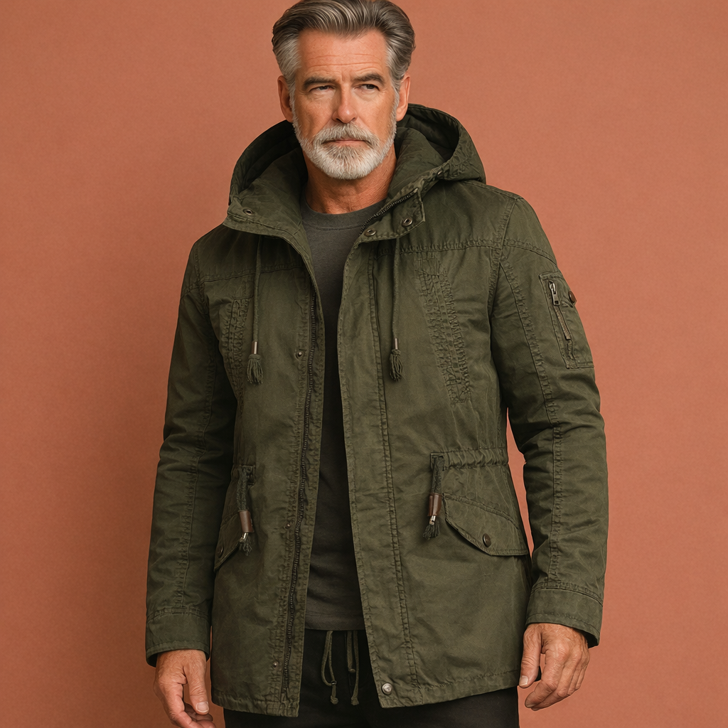 Legergroene herenjas met capuchon en verstelbare taille, geschikt voor dagelijks gebruik en het tussenseizoen.