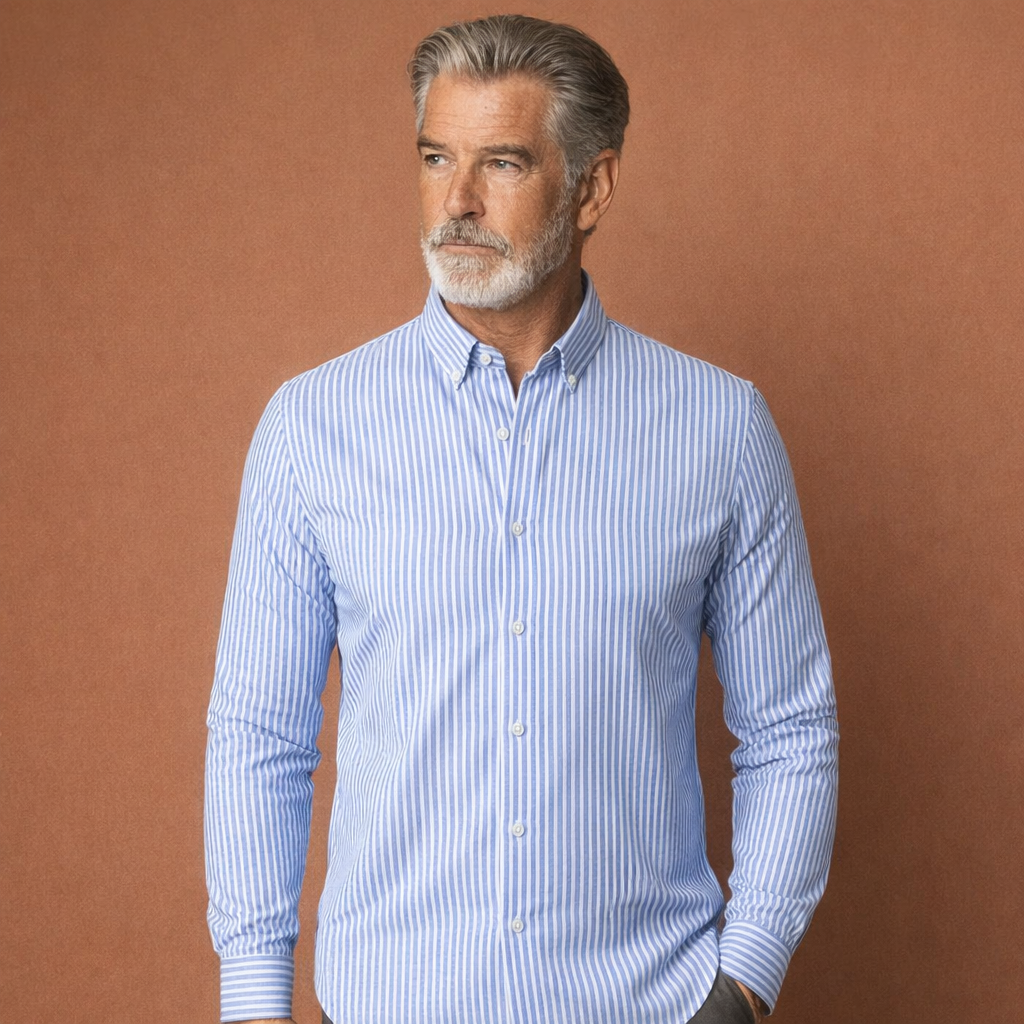 Heren overhemd in lichtblauw met minimalistisch design, zacht en comfortabel voor casual en stijlvolle outfits.