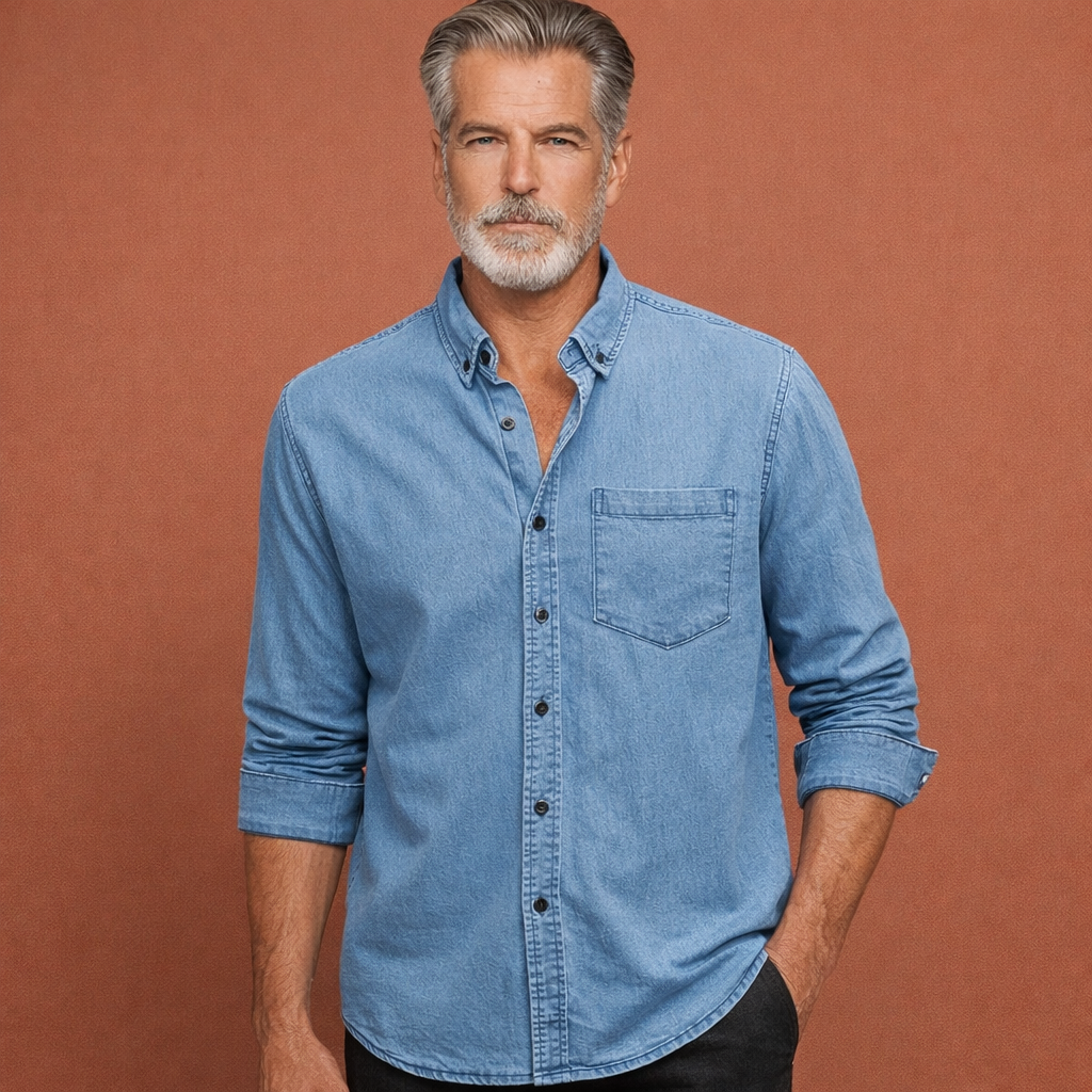 Heren denim overhemd in lichtblauw met minimalistisch design, zacht en comfortabel voor casual en stijlvolle outfits.