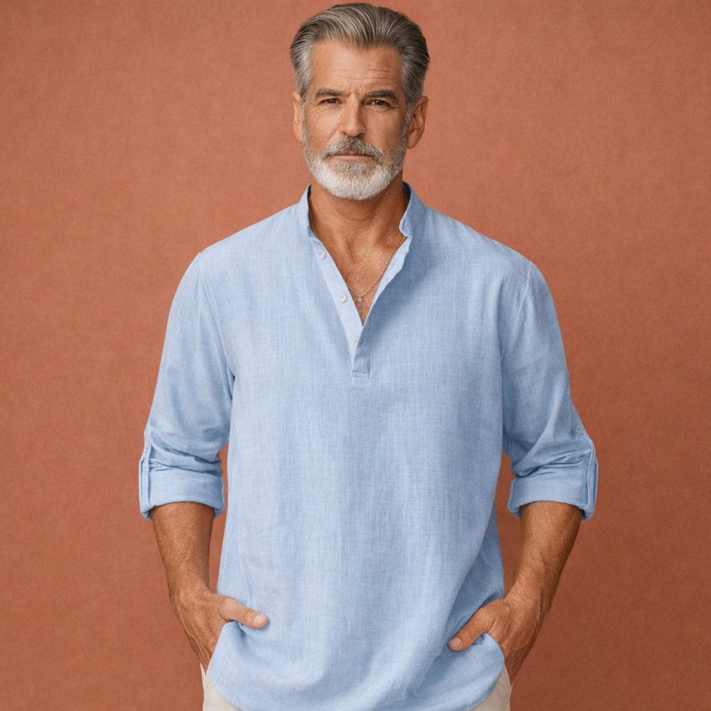 Heren linnen Henley shirt in lichtblauw met minimalistisch design, zacht en comfortabel voor casual en stijlvolle outfits.