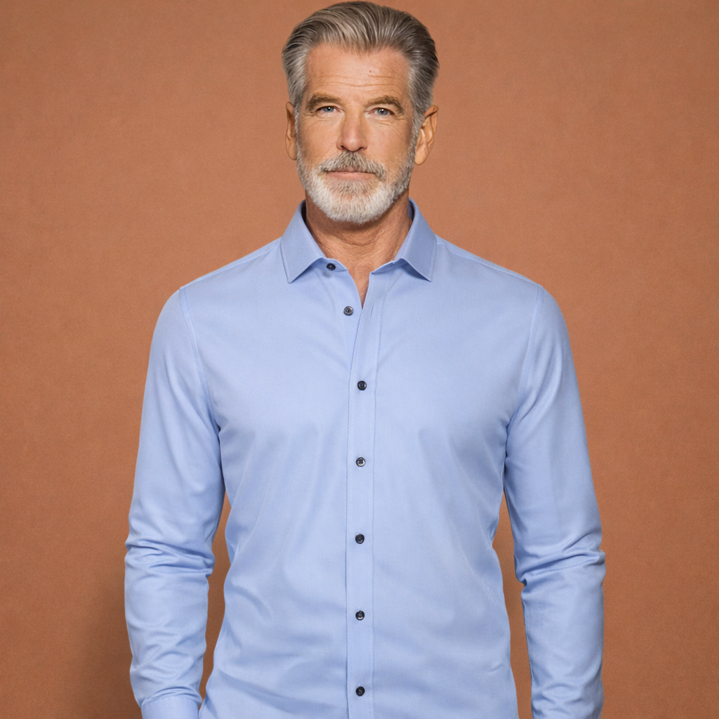 Heren overhemd in lichtblauw met minimalistisch design, zacht en comfortabel voor casual en stijlvolle outfits.