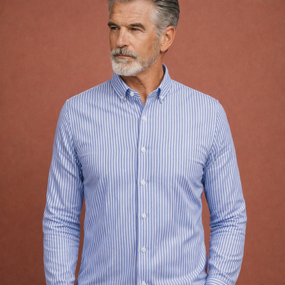 Heren overhemd in lichtblauw met minimalistisch design, zacht en comfortabel voor casual en stijlvolle outfits.