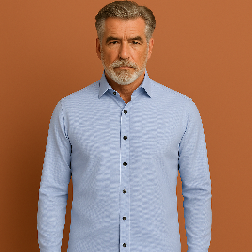 Lichtblauw slim fit heren overhemd met knoopsluiting, geschikt voor zakelijke en casual outfits.