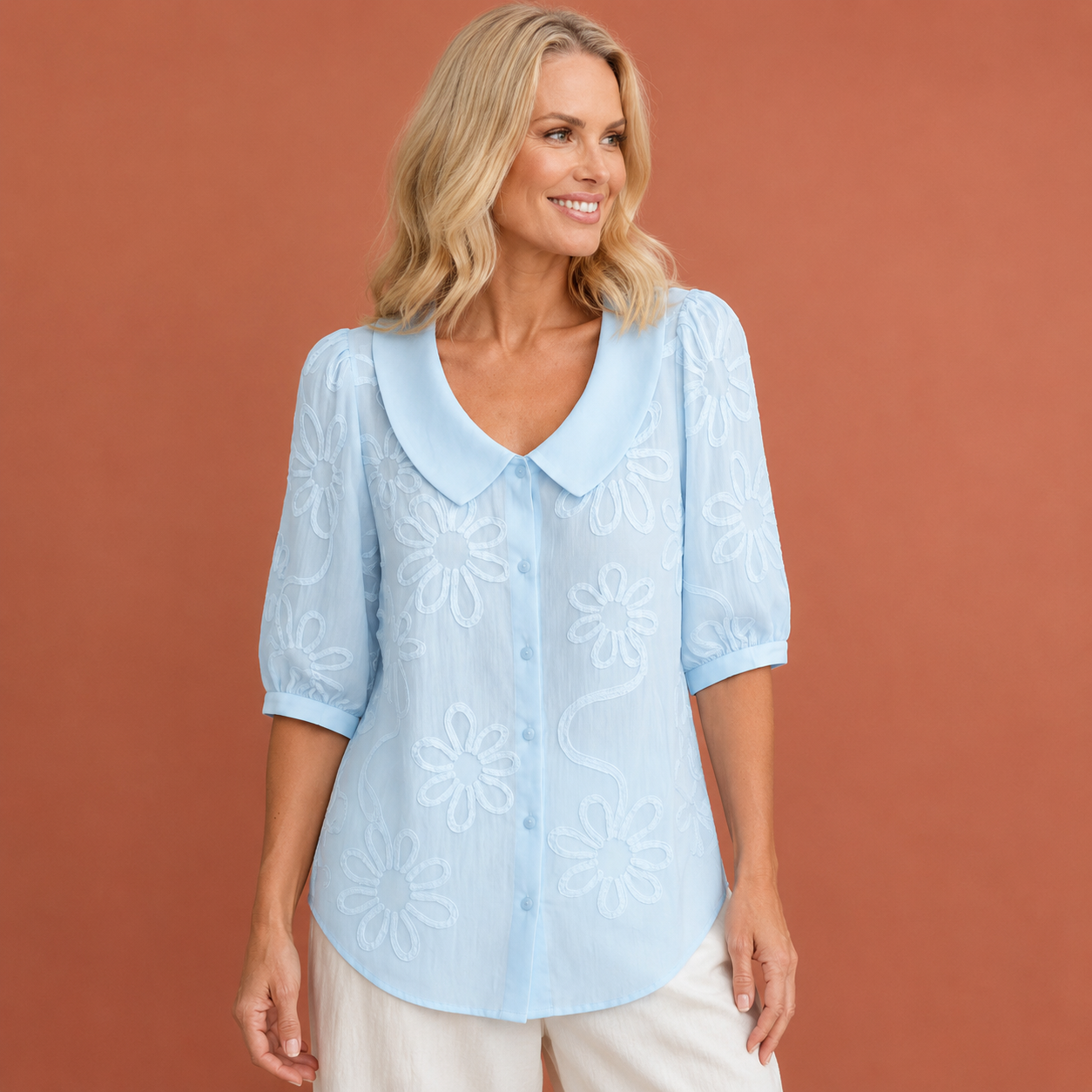 Dames bloemen blouse in lichtblauw met minimalistisch design, zacht en comfortabel voor casual en stijlvolle outfits.