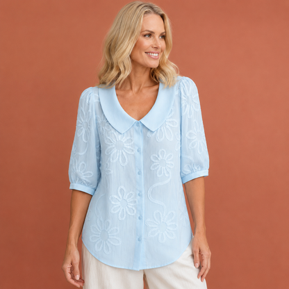Dames bloemen blouse in lichtblauw met minimalistisch design, zacht en comfortabel voor casual en stijlvolle outfits.