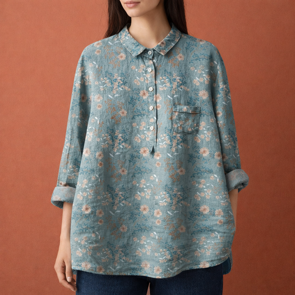 Dames blouse in lichtblauw met minimalistisch design, zacht en comfortabel voor casual en stijlvolle outfits.