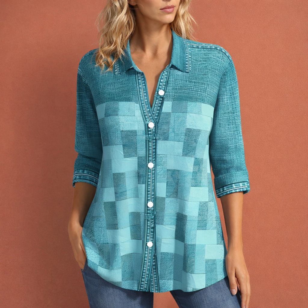 Dames blouse in lichtblauw met minimalistisch design, zacht en comfortabel voor casual en stijlvolle outfits.