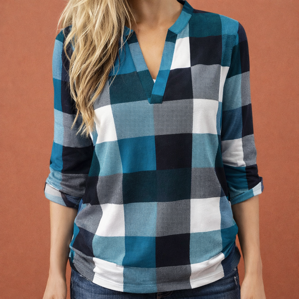 Dames blouse in lichtblauw met minimalistisch design, zacht en comfortabel voor casual en stijlvolle outfits.