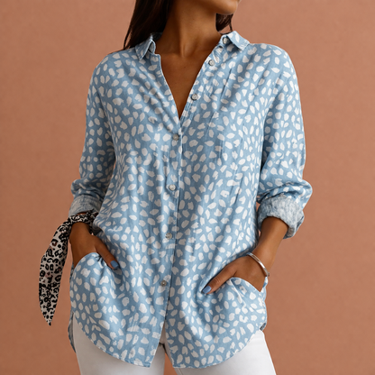Dames blouse in lichtblauw met minimalistisch design, zacht en comfortabel voor casual en stijlvolle outfits.