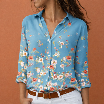 Dames blouse in lichtblauw met minimalistisch design, zacht en comfortabel voor casual en stijlvolle outfits.