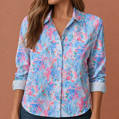 Dames blouse in lichtblauw met minimalistisch design, zacht en comfortabel voor casual en stijlvolle outfits.