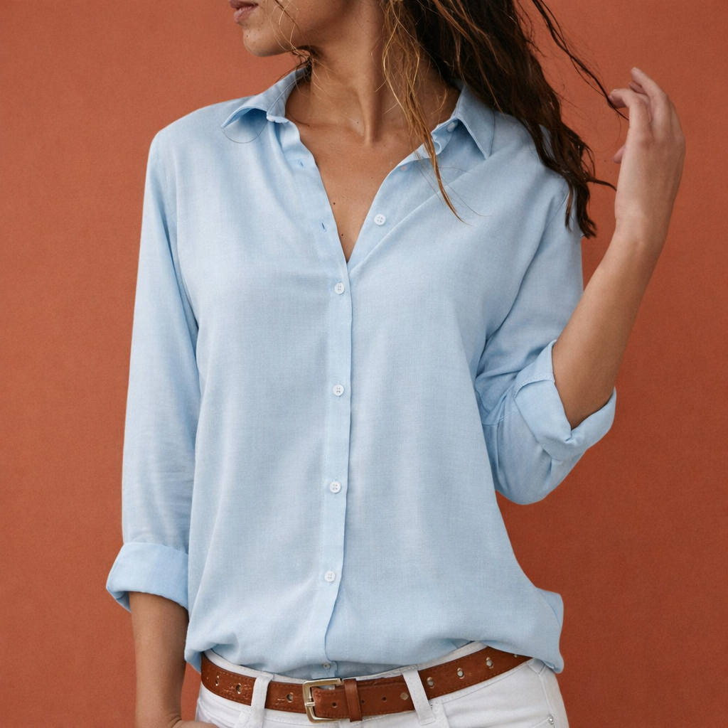 Dames blouse in lichtblauw met minimalistisch design, zacht en comfortabel voor casual en stijlvolle outfits.