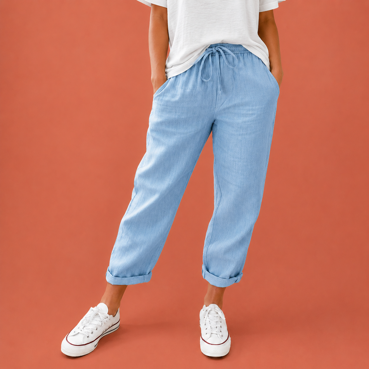 Dames broek in lichtblauw met minimalistisch design, zacht en comfortabel voor casual en stijlvolle outfits.