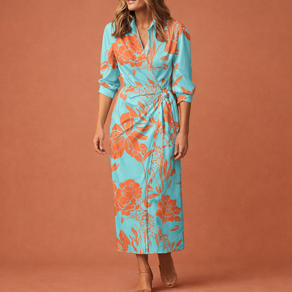 Dames wikkeljurk in lichtblauw met minimalistisch design, zacht en comfortabel voor casual en stijlvolle outfits.